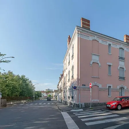 Design And Air-Conditioned Apartment *