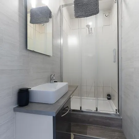 Design And Air-Conditioned Apartment *