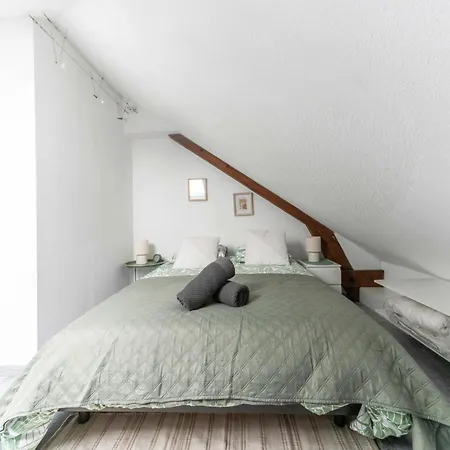 Design And Air-Conditioned Apartment *
