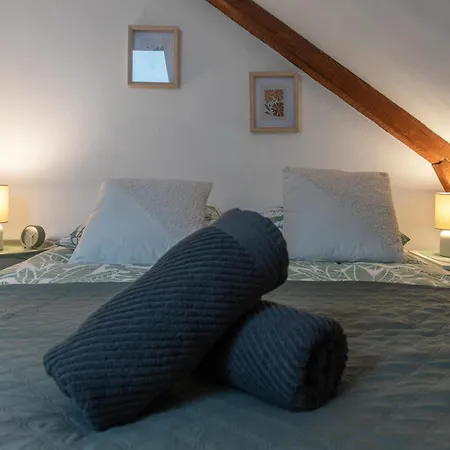Design And Air-Conditioned Apartment *